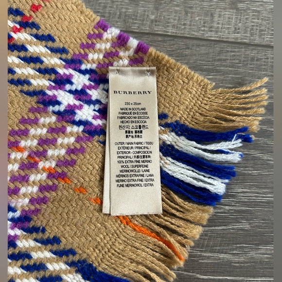 Burberry 100% wool scarf - Picture 4 of 5
